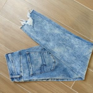 American Eagle acid wash frayed hem skinny jeans. Size 6